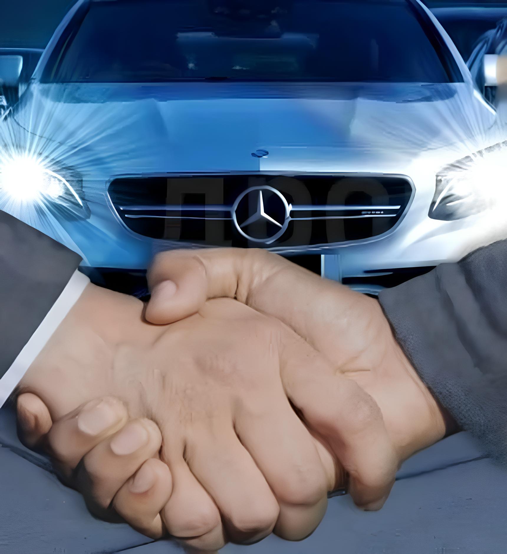 два человека жмут руки после сделки о выкупе автомобиля